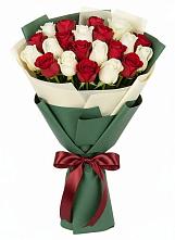 Букет Микс из красных и белых роз в Елизаветинской Краснодарского края