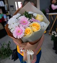 Букет цветов из:  Герберы, Розы и Хризантемы в Елизаветинской Краснодарского края