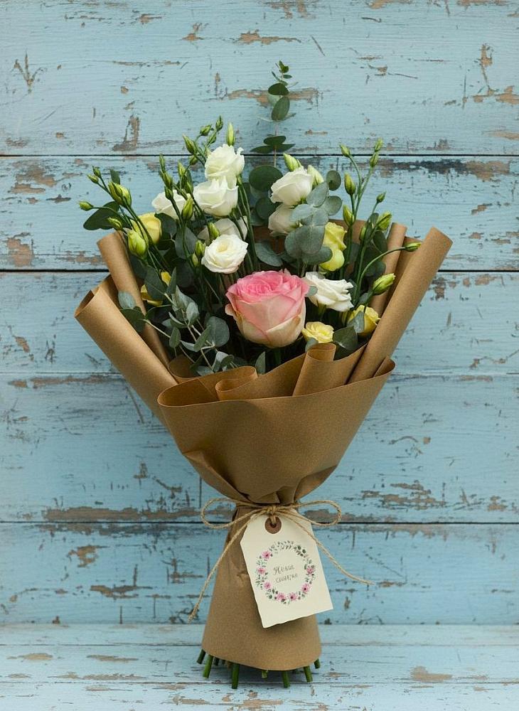 Букет цветов из: Розы и Лизиантусы в Елизаветинской Краснодарского края