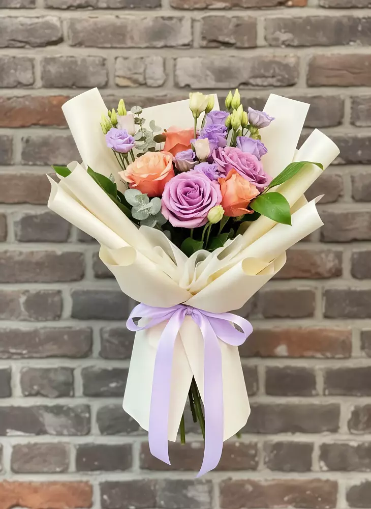 Букет цветов из: Лизиантусы и Розы в Елизаветинской Краснодарского края