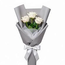Букет 3 белые розы в Елизаветинской Краснодарского края