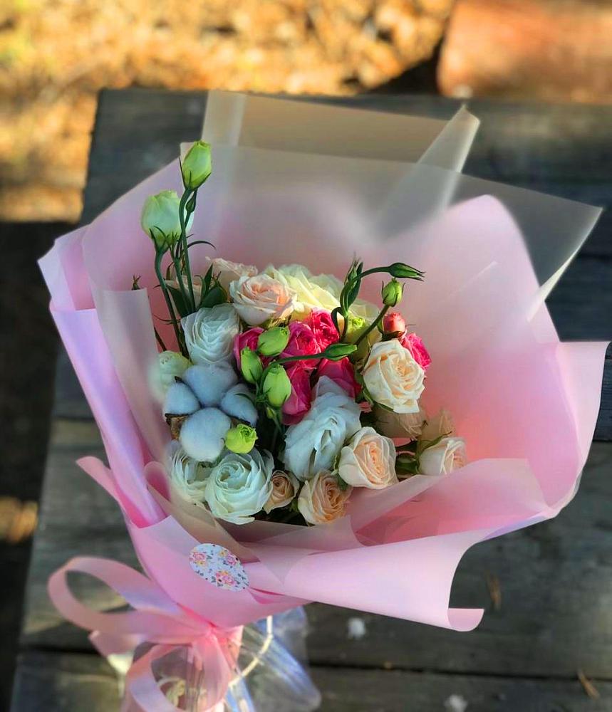 Букет цветов из: Розы и Лизиантусы в Елизаветинской Краснодарского края