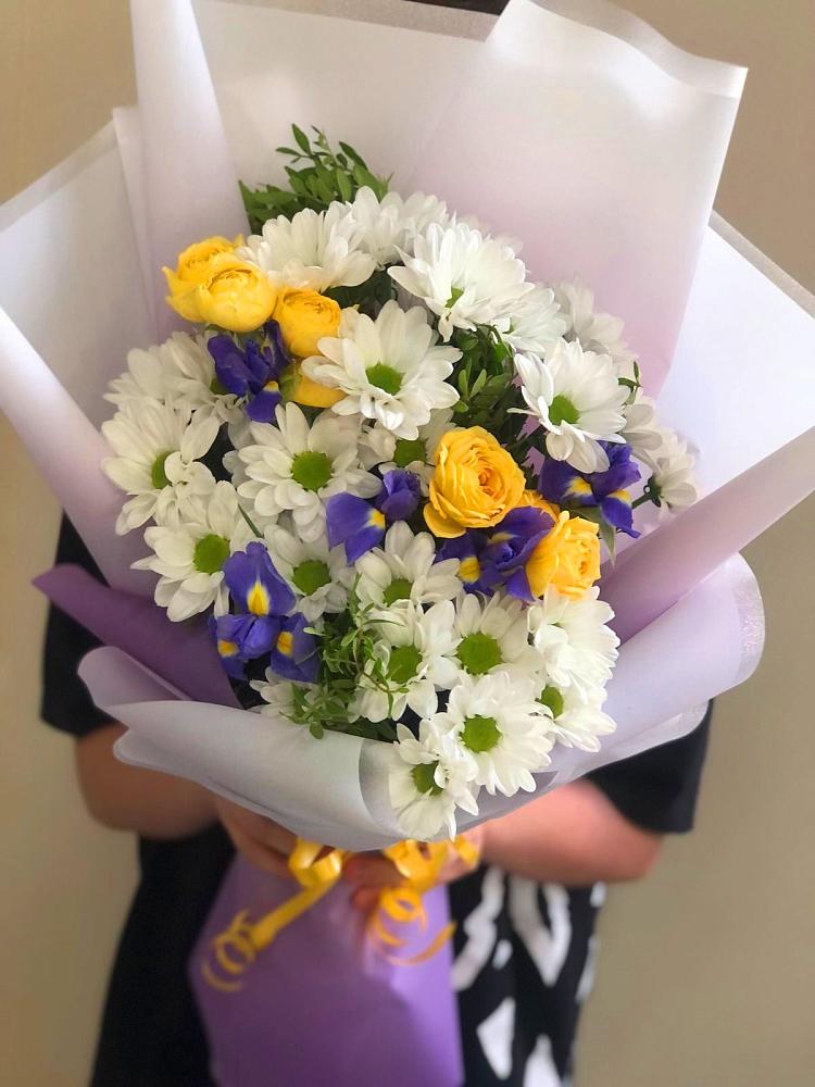 Букет цветов из: Ирисы, Хризантемы и Розы в Елизаветинской Краснодарского края