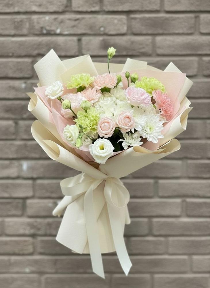 Букет цветов из: Гвоздики, Розы, Лизиантусы и Хризантемы в Елизаветинской Краснодарского края