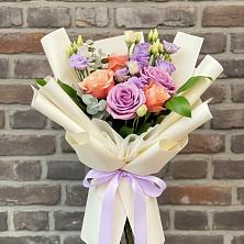 Букет цветов из:  Лизиантусы и Розы в Елизаветинской Краснодарского края