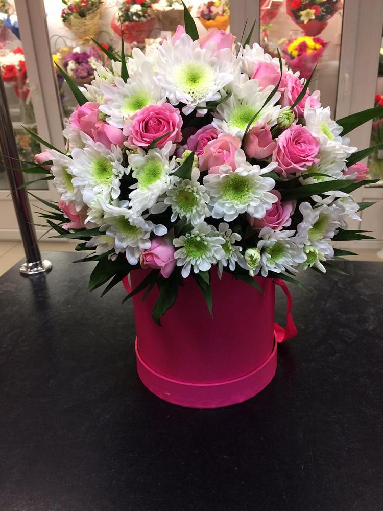 Цветочная композиция из Розы и Хризантемы в шляпной коробке в Елизаветинской Краснодарского края