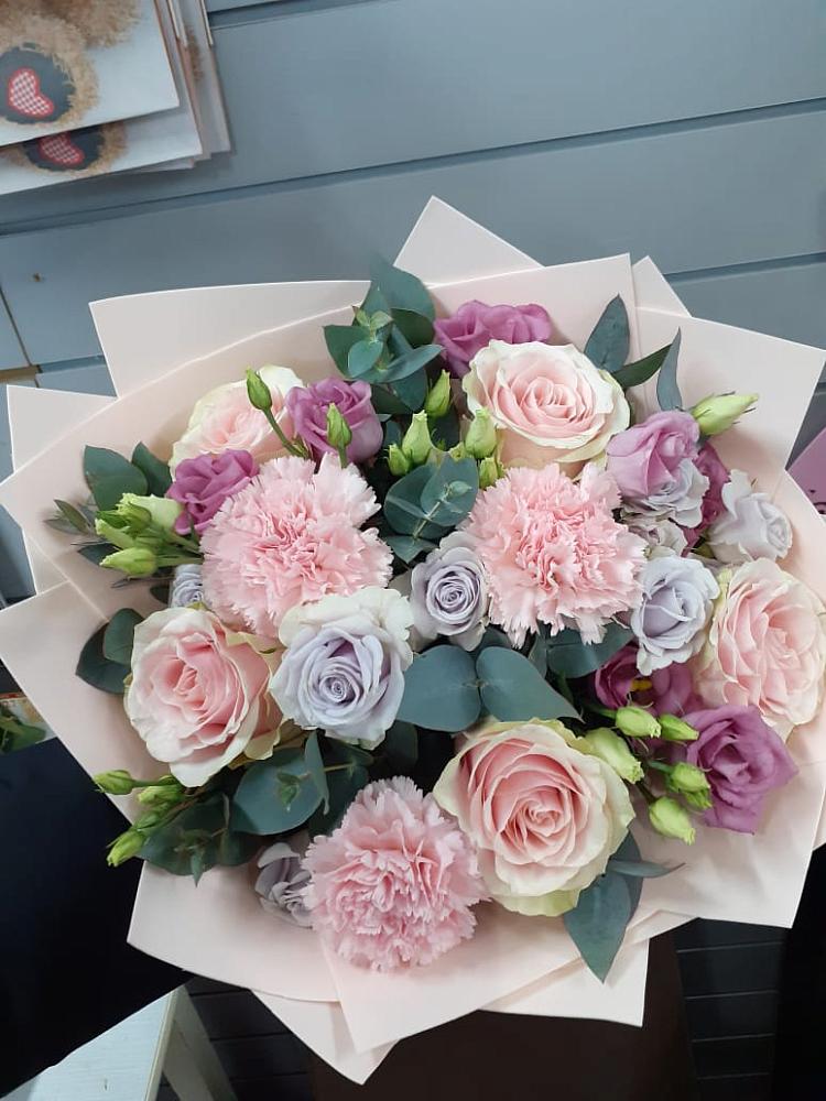 Букет цветов из: Розы, Гвоздики и Лизиантусы в Елизаветинской Краснодарского края