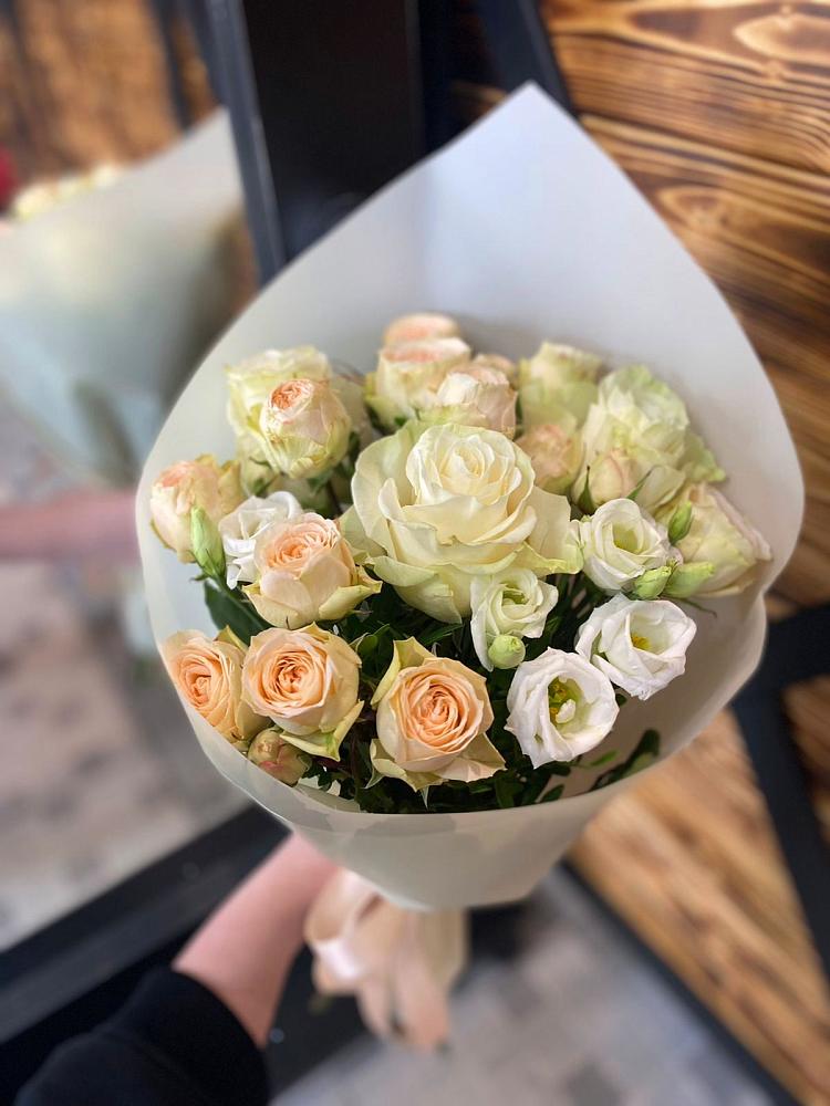 Букет цветов из: Розы и Лизиантусы в Елизаветинской Краснодарского края